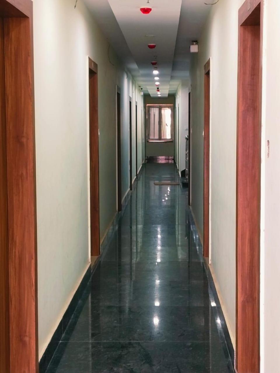 Hotel Shree Radha Krishna Varanasi Exterior foto