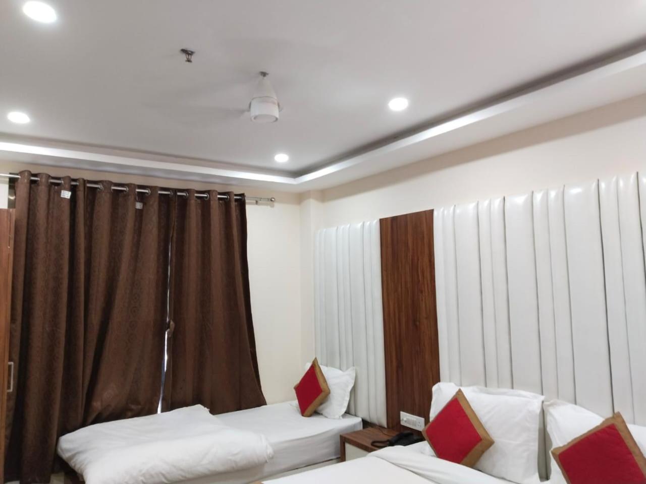 Hotel Shree Radha Krishna Varanasi Exterior foto